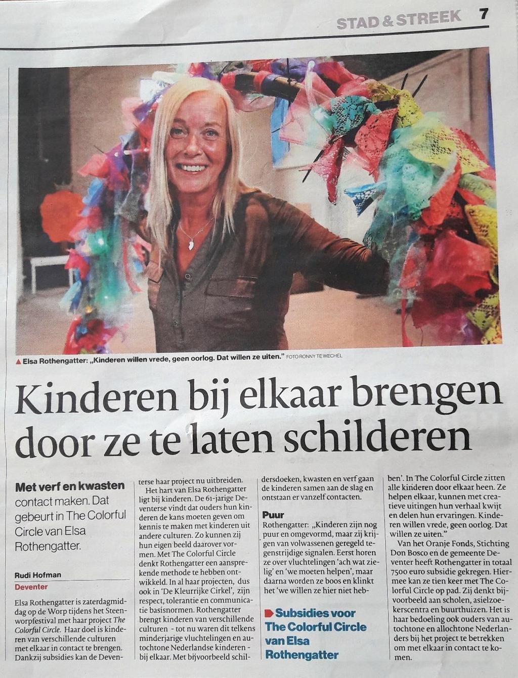 Zij neemt de toeschouwers in een spel van een lach en een enkele traan mee in haar ervaringen van een kind dat opgroeit met de onzekerheid van de scheiding van haar ouders, heimwee naar haar moeder