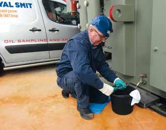 Voor dit doeleinde biedt SMIT Transformer Service regelmatige oliemonsternemingen aan. Bij opvallende zaken kan een mobiel hoogspanningstestveld worden gebruik om verdere tests uit te voeren.