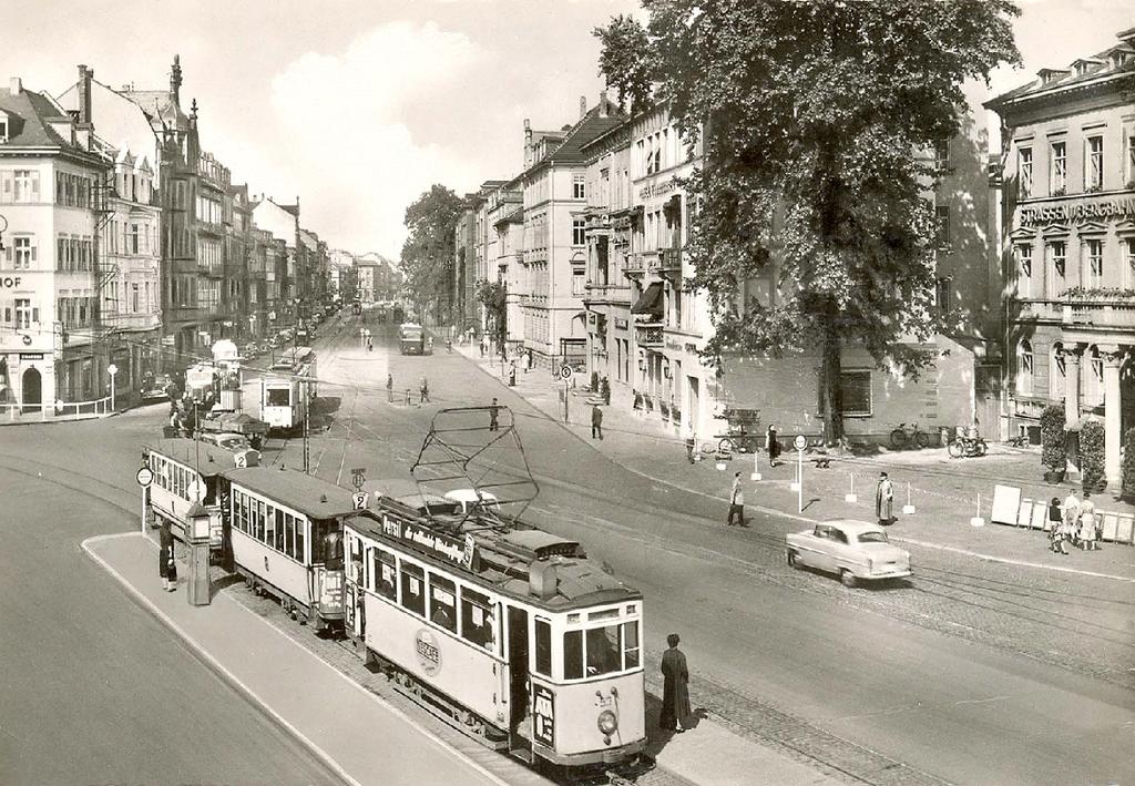 hand van zwart-witbeelden van Flensburg in het noorden naar Freiburg en Lörrach aan de Zwitserse grens. Wij bezoeken bekende maar ook bijna vergeten trambedrijven.