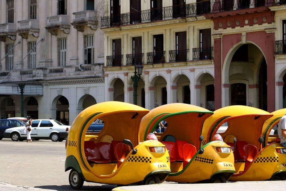 In de voormiddag maken we een tochtje met een open Amerikaanse auto over de Havana Malecon. We bezoeken de verschillende wijken van de stad zoals Miramar, Vedado en Centro Havana.
