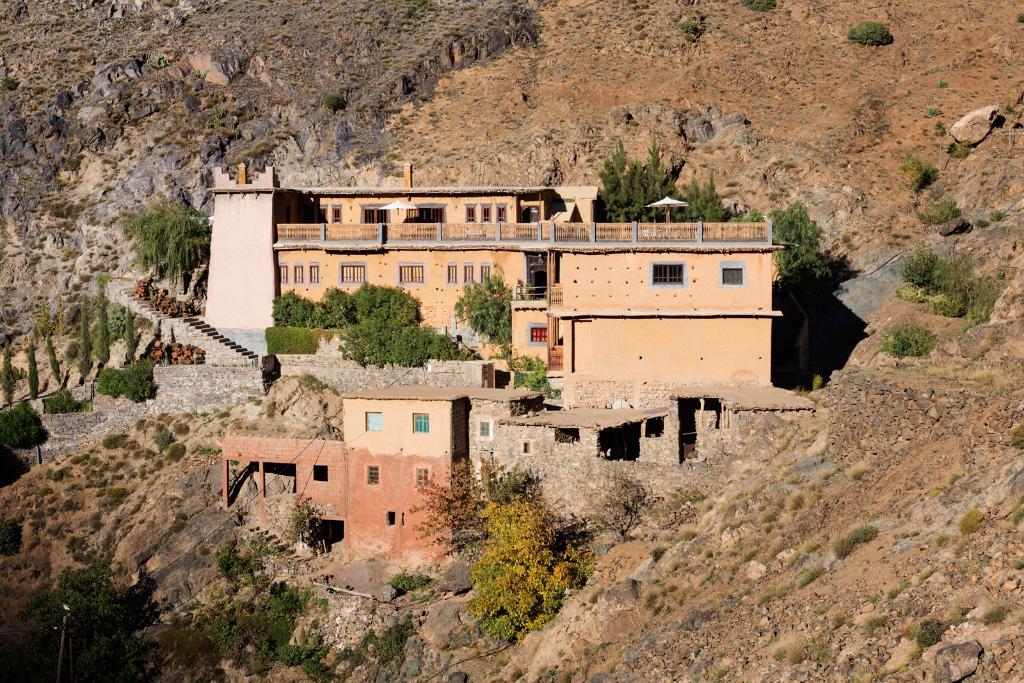 3 Dag 2 Na de ochtendyoga en het ontbijt worden we naar de bergen gebracht. We verblijven er op een bergflank aan de voet van Marokko s hoogste berg, de Toubkal.