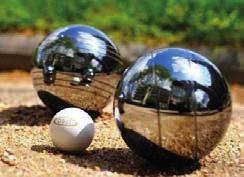 BUITENACTIVITEITEN Jeu de boules Elke woensdagmiddag van mei t/m september van 14.00 tot 16.00 uur. Locatie De Goede Herder. Informatie bij mevr. Mientje Rutten T 0485-513645.