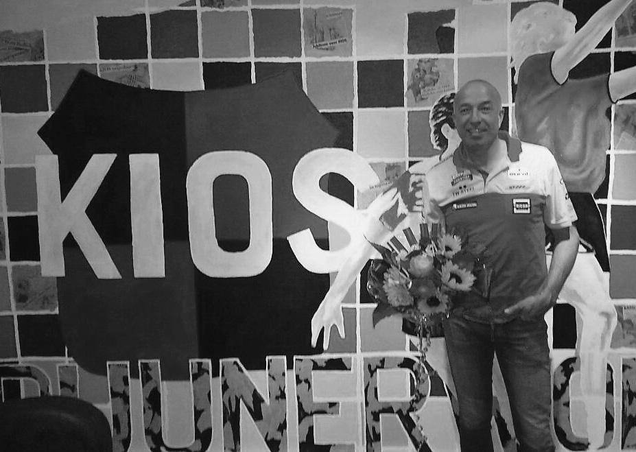 Tom Coronel bij KIOS Donderdagavond 6 oktober hield de korfbalvereniging KIOS uit Ruinerwold een sponsoravond. Gastspreker was de welbekende coureur en televisiecommentator Tom Coronel.