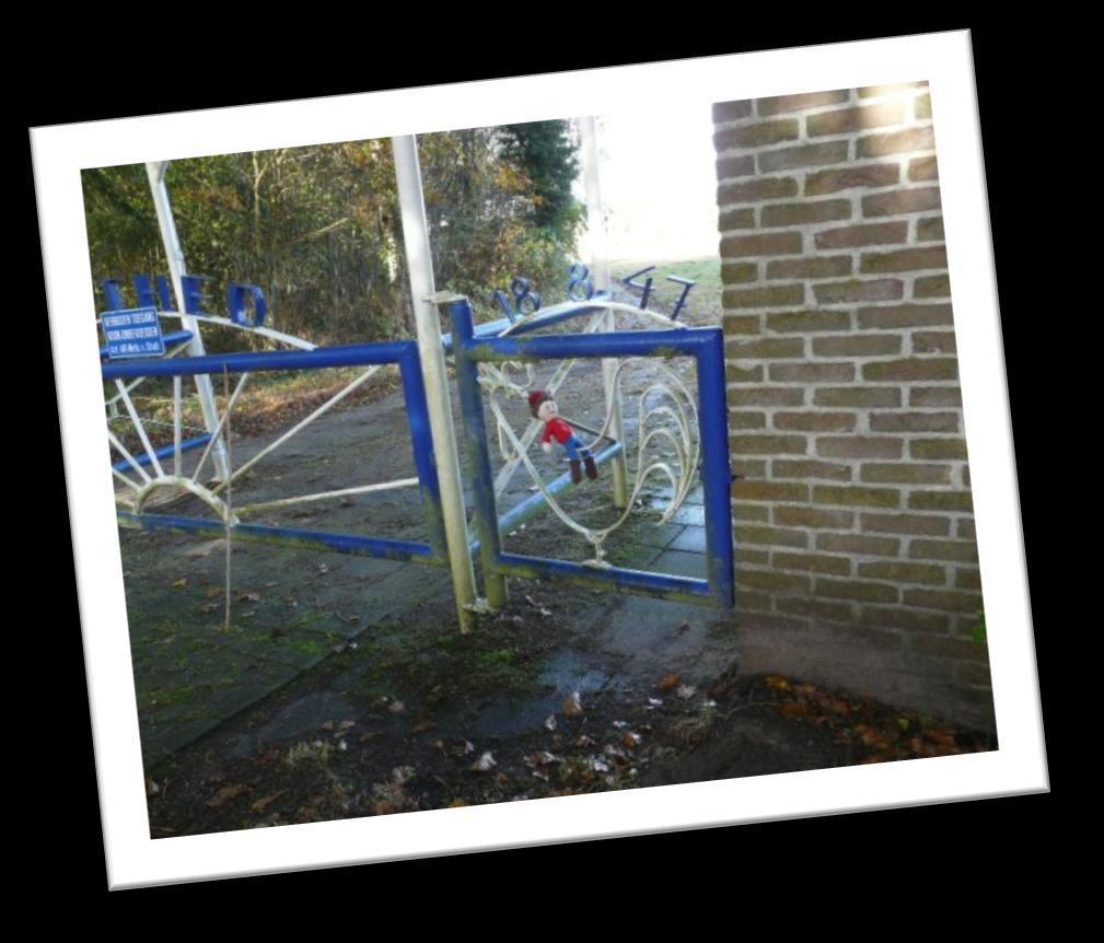 Waar zit Roos in het hek.. WAAR IS ROOS? Roos, onze mascotte heeft in 2016 een tocht gemaakt door de mooie gemeente Coevorden. In alle kernen zijn foto s gemaakt en aan u de taak te raden waar.