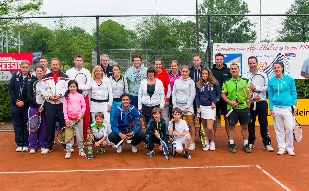 TENNISCLINIC MET JOHN VAN LOTTUM UITERMATE GESLAAGD Donderdag 16 Mei Regen, regen en nog meer regen, plassen op de banen, kortom een drama!