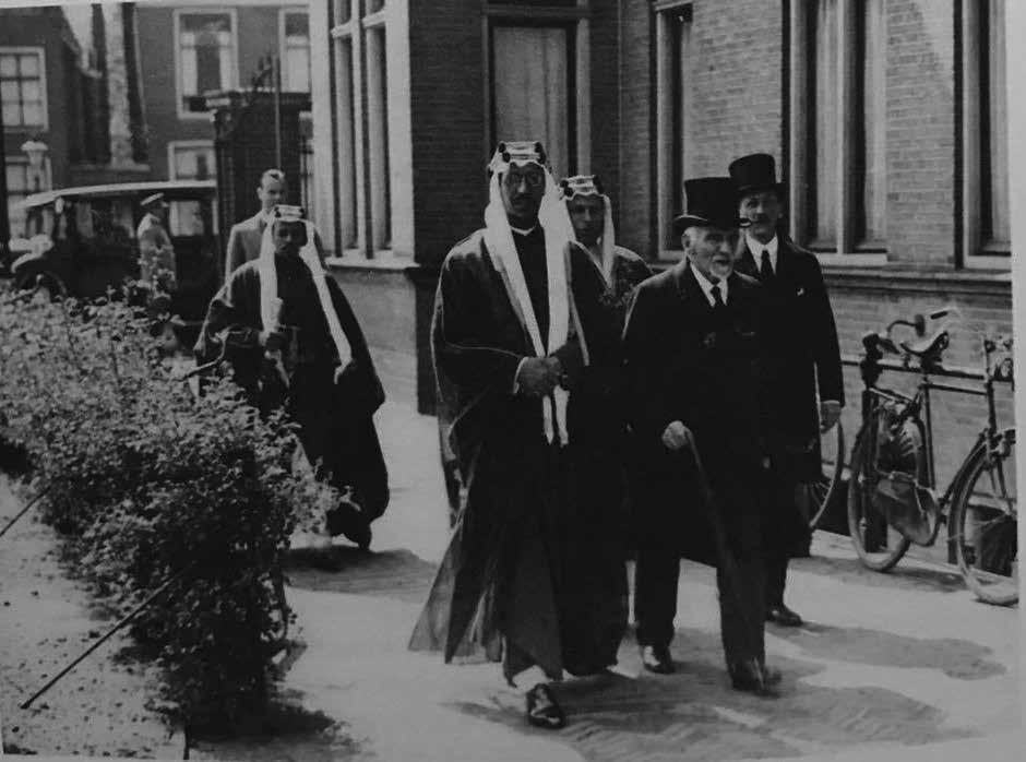 Recensie Foto van Snouck Hurgronje en A.J. Wensinck die in 1935 de Saoedische koning Sa ud rondleiden in Leiden. Bron: Universitaire Bibliotheken Leiden pelgrims tegenover het koloniale gezag.