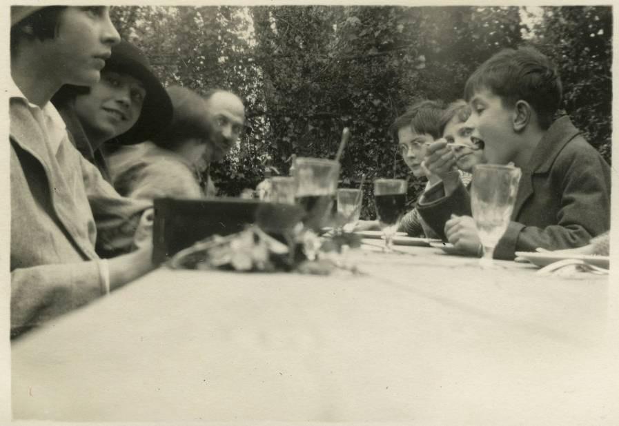Gezinsmaaltijd, Pasen 1926, foto, coll. C.H.L. Elke feestdag is een goede reden om in familieverband samen te komen voor een heerlijke maaltijd.