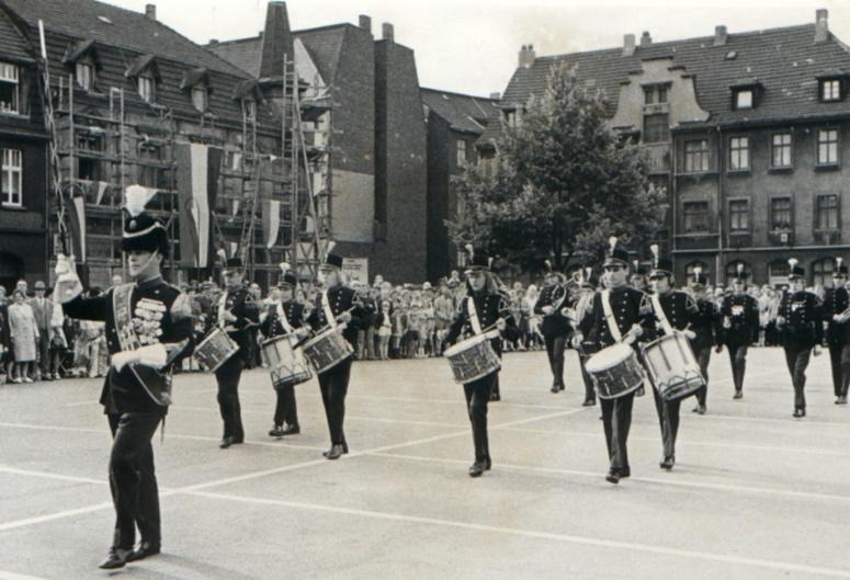 in 1972 konden we in Recklinghausen een mooie show opvoeren In 1960 kreeg de drumband nieuwe uniformen; een platte pet, blauwe jas en een witte broek.
