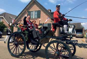 Na de processie gauw naar huis. Kleding onder de arm en op naar ons koningshuis.