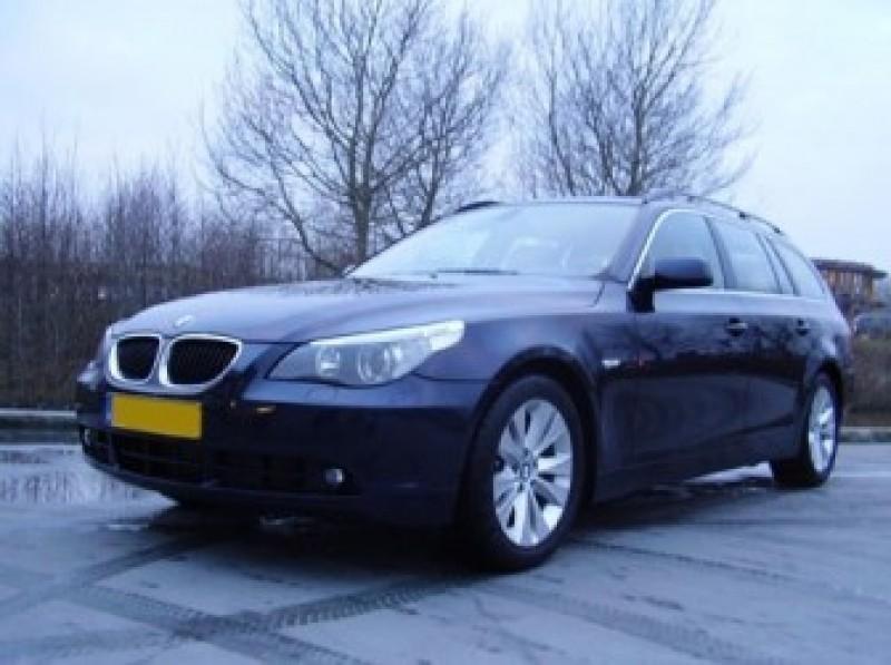 Jarno van Maanen 12 januari 2006 Intro Het lijkt de perfecte auto voor de topmanager met een gezin: de BMW 5 Serie Touring. Sportief, maar ook stijlvol. Een gedurfd ontwerp, maar niet té gewaagd.