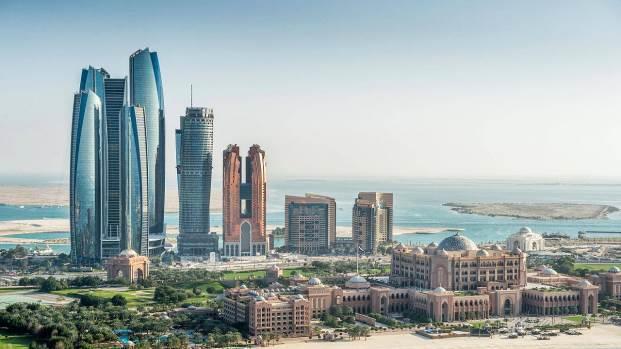 Democratie bestaat niet in de VAE. Eerste stop in Abu Dhabi is de Zayed moskee, enorm groot (capaciteit van 40000 personen), met de grootste luchter (10m diameter - 15m hoog) en tapijt ter wereld.