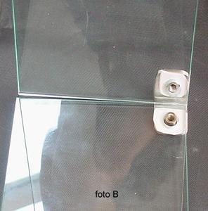 dat de bijgeleverde beschermviltjes het glas tegen het metaal van de klem beschermen.