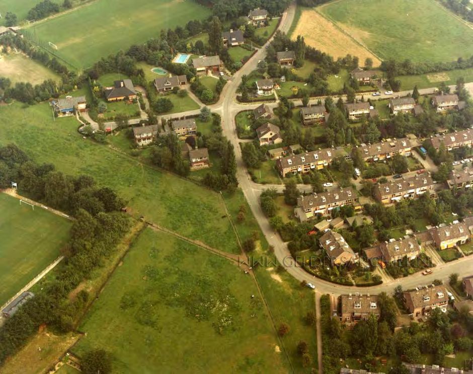 Op bijgaande luchtfoto van 1980, ca. 40 jaar later, is te zien dat locatie de Del een veel opener karakter had dan tegenwoordig.