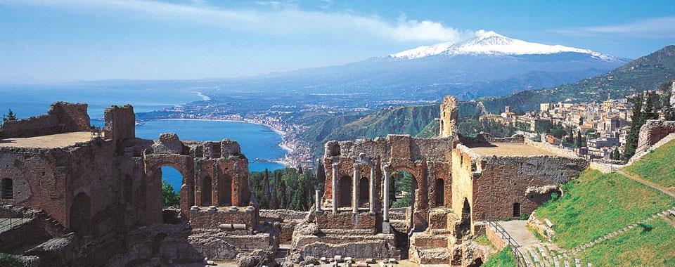 Dag 7 Taormina In de voormiddag bezoeken we Castelmola, een stadje dat hoog boven Taormina gelegen is. Van hieruit heb je werkelijk een fantastisch uitzicht op de Middellandse Zee en op de Etna.