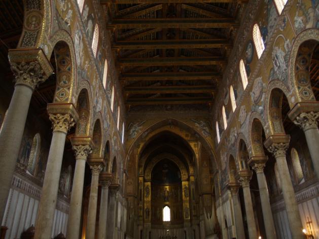 We bezoeken de kathedraal die gebouwd werd in de 12e eeuw, op de plaats van een voormalige Byzantijnse kerk, onder toezicht van de Engelse aartsbisschop van Palermo, Walter of the Mill.