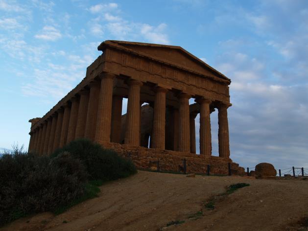 Agrigento werd kort na 600 v. Chr. gesticht door bewoners van de stad Gela, een kolonie van Dorische bewoners van Rhodos. Na Syracuse was Agrigento de belangrijkste stad van Sicilië.