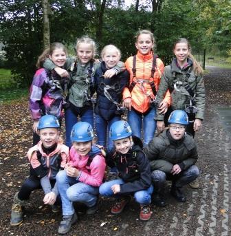 KINDERKOOR 4. Deze meisjes op de foto kunnen niet alleen mooi zingen maar ook goed klimmen en klauteren. Op dinsdag 24 oktober zijn deze stoere en niet bange meisjes naar Avatarz geweest.