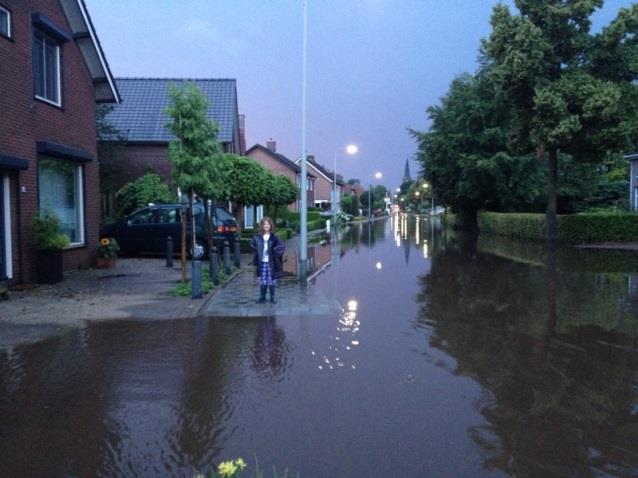 t Krèntje dorpskrant voor en door Meterik Jaargang 3 Nummer 29 Week 29 17 juli 2014 Redactie: Donkstraat 9 10 juli 2014 wateroverlast in Meterik