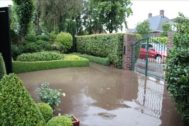 10 juli 2014 extreme regenval in Meterik Een zeer zware hoosbui heeft afgelopen donderdagavond Meterik doen onderlopen.