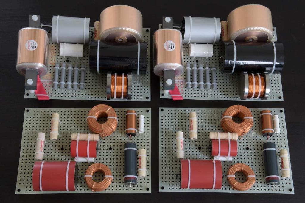 Het tweeweg filter van de Calpamos is een gemodificeerd tweede orde parallel netwerk. Het laagdoorlaat gedeelte voor de midwoofer wordt gevormd door de spoelen L1 + L3 en condensator C1.