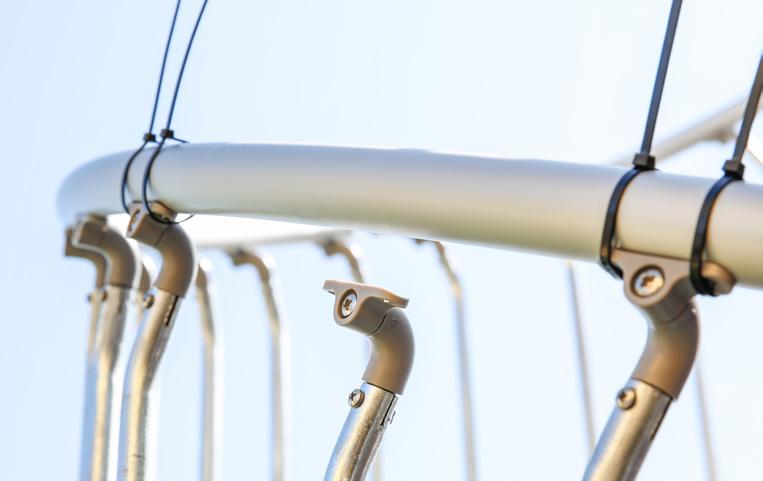 van de trede aanbrengen. (afbeelding ) De balusters moeten aan de onderzijde 3 cm naar buiten steken.