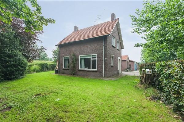 Indeling: Begane grond: Eerste verdieping: Tweede verdieping: hal slaapkamer : ± 10 m² luik woonkamer : ± 25 m² slaapkamer : ± 10 m² bergzolder keuken : ± 12 m² slaapkamer : ± 9 m² kelder slaapkamer