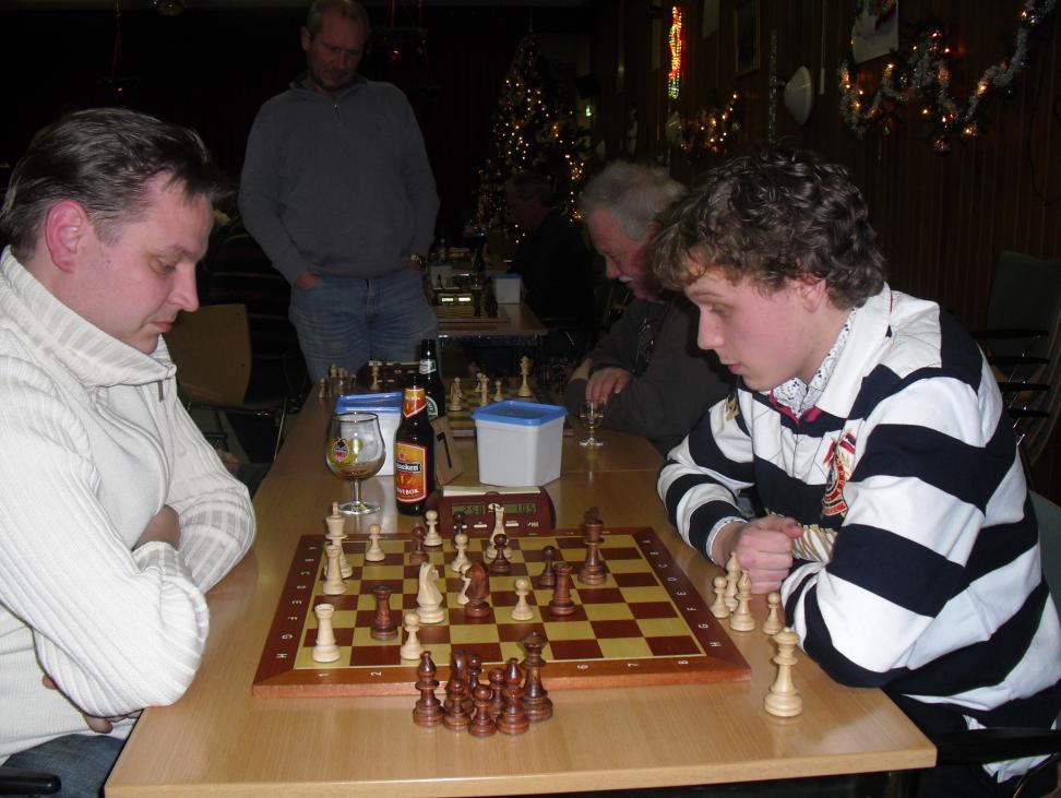 Bij de schakers was Ton Thijssen in groep één de sterkste. Hij bleef Bert Corneth een half puntje voor. Clubkampioen Olav Wolvekamp had een off-day en bleef met lege handen staan.