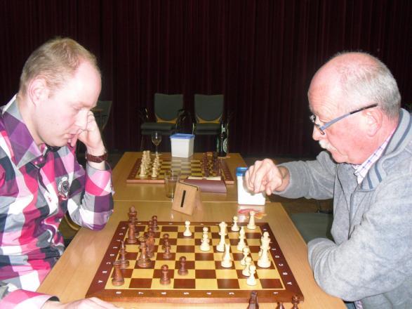De Stand Bobby Fischer 1 5 8 26½ DSC 6 5 8 26 RSC/BP 2 5 7 25 HSV 2 5 7 21 Voorburg 1 5 6 20½ Schaakhuis 3 5 3 15½ Lierse 2 5 1 13½ H. Ooievaar 3 5 0 12 Het is bijzonder spannend in deze poule.