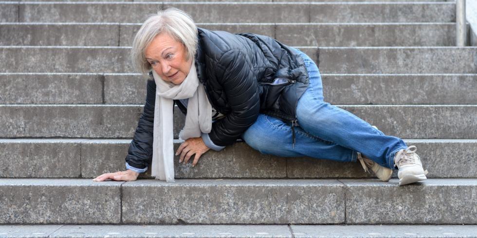 Weetjes Valpreventie Blijn in beweging, doe het veilig! Mariette, 76 jaar, heeft haar arm in het gips. Toen ze verleden week op haar kousen de trap afkwam, is ze uitgegleden.