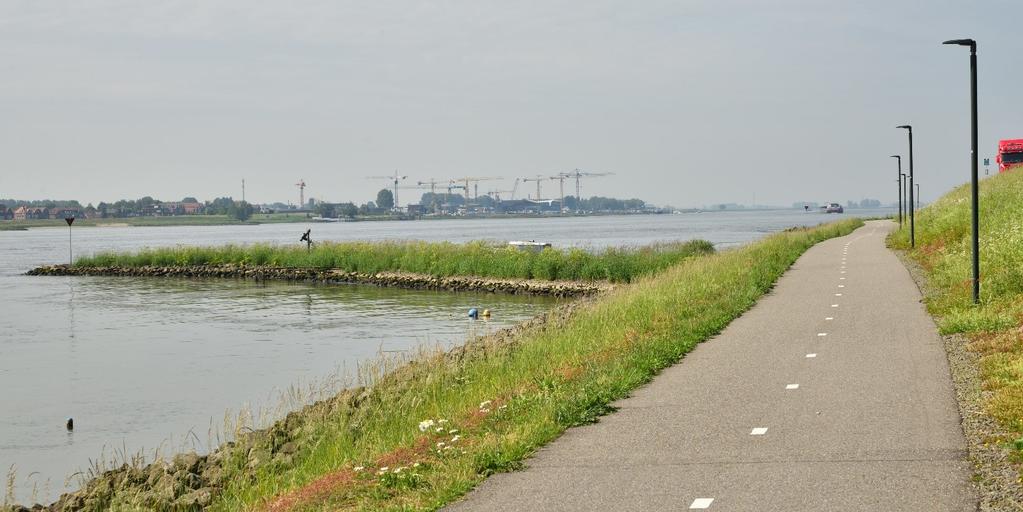 Fietsroute Merwede en Biesbosch - 4 Na twee kilometer komt het fietspad dichter langs de rivier de Boven Merwede te liggen. Aan de overkant is Werkendam te zien.