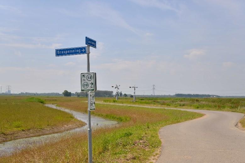 Sla bij KNP 09 LA en fiets over een afstand circa 1500 meter naar het buurtschap Kievitswaard.