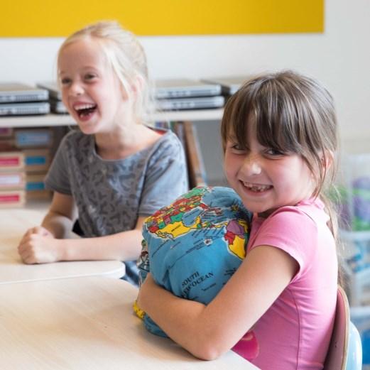 Hierbij staat conflictoplossing centraal. Kinderen leren hoe je constructief met conflicten om kunt gaan. We stimuleren kinderen hun conflicten voor zover mogelijk zelfstandig op te lossen.