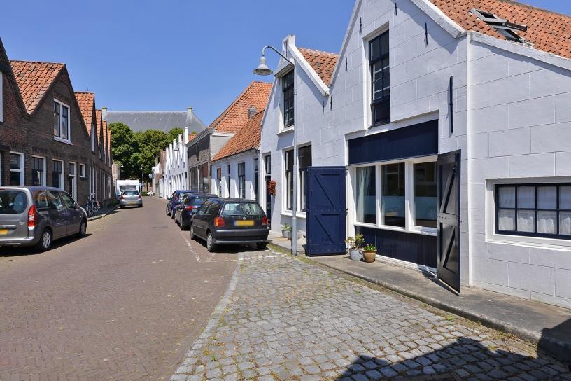 ALGEMEEN Hierbij bieden wij in het centrum van Zierikzee op loopafstand van alle voorzieningen in een autoluw straatje deze sfeervolle woning aan met een inhoud van 422 m3 gelegen op een ruime kavel