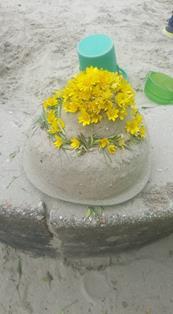 Zandbak Nu de lente volop is begonnen, spelen de kinderen van BSO TinTin graag in de zandbak. Met elkaar maken ze er een taartenfestijn van.