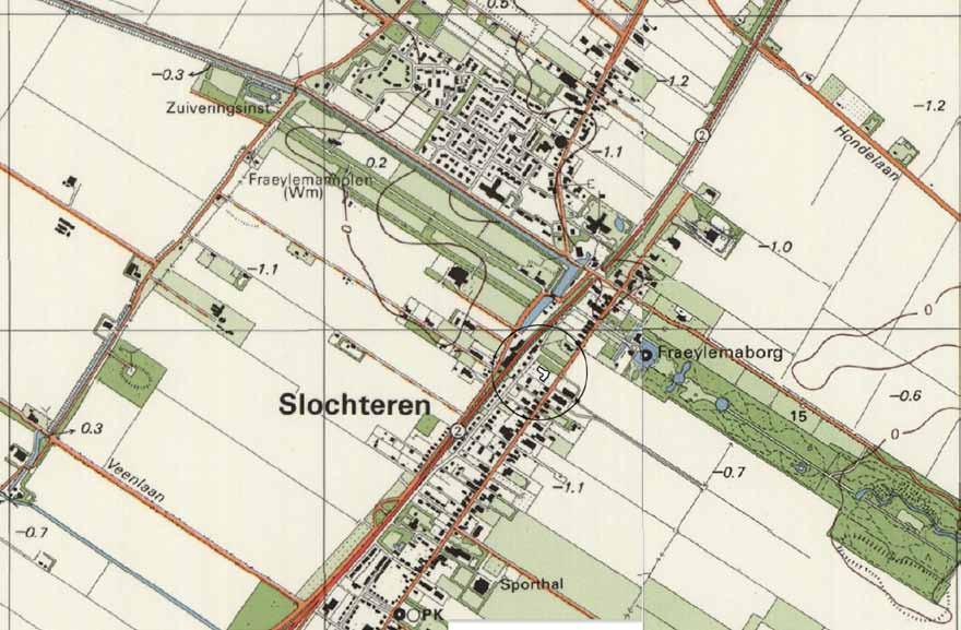 Topografische situatie Slochteren 1990, met plangebied en schoolgebouw (gesloopt) 2 ANALYSE Het historische lint De locatie Hoofdweg 39 maakt deel uit van het historische bebouwingslint dat loopt