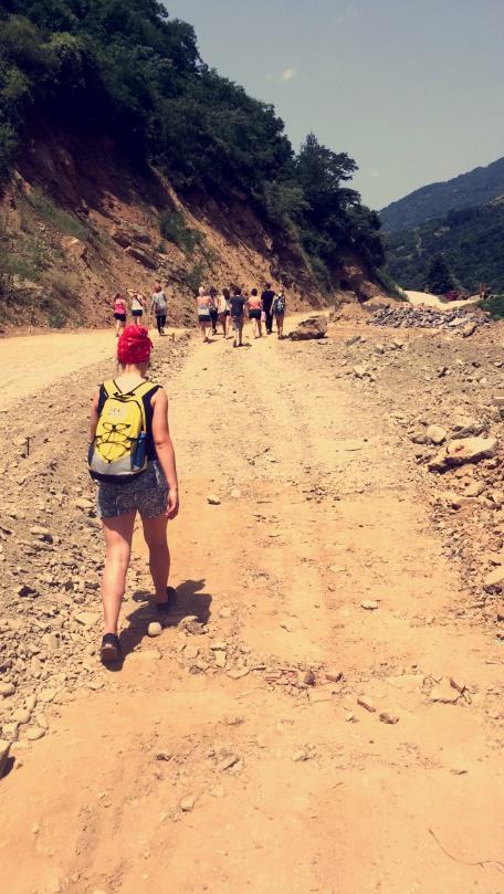 Wij vieren uit Ohrid waren de laatste die aankwamen op de campus, dus de rest van de groep was al naar het zwembad gegaan.