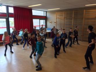 Vervolgens gingen we naar een voorstelling in de Tamboer. En s middags hadden we ook nog een leuke streetdance workshop.