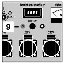De 12 Volt uitgang (9) is een ongeregelde uitgang van stroom en niet geschikt voor het opladen van batterijen. De accu van het aggregaat wordt door een interne dynamo zelf bijgeladen.
