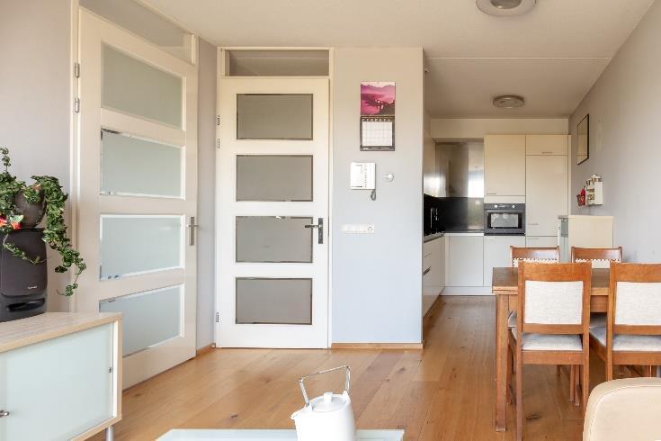 bedroom, badkamer, berging en woonkamer.