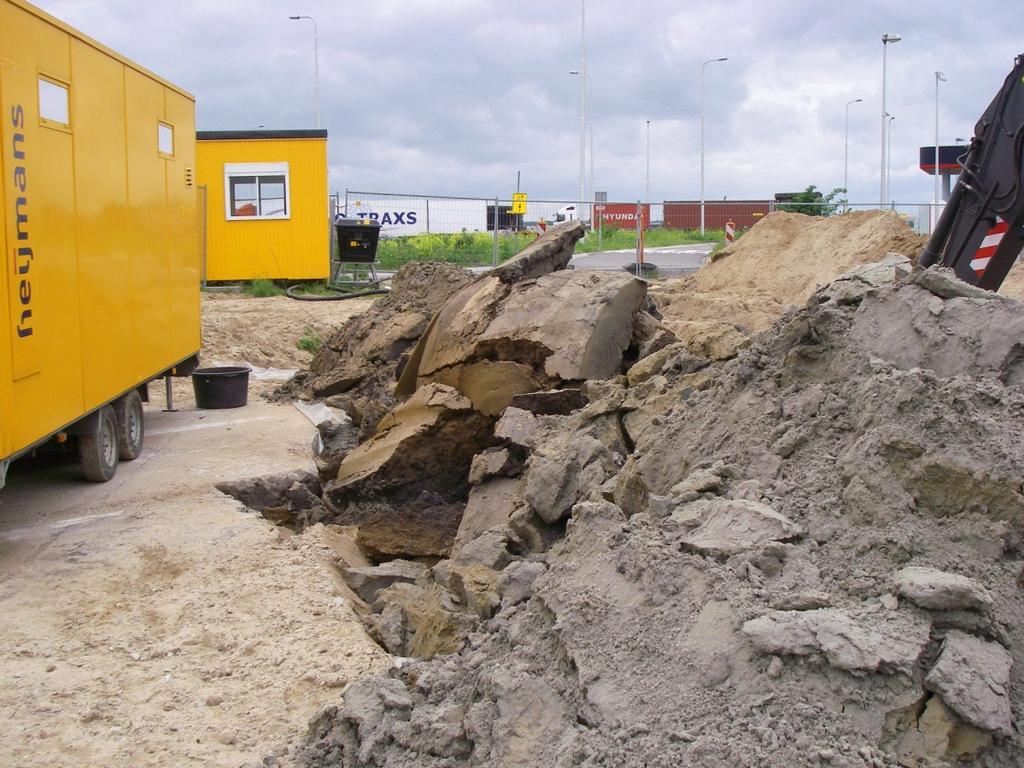 Evaluatie bodem(deel)sanering verzorgingsplaats Weerbroek bij Heteren Op basis van de beschikbare gegevens van de verontreiniging is uitgegaan van een verontreinigde grond vanaf 1,0 à 1,5 m mv.