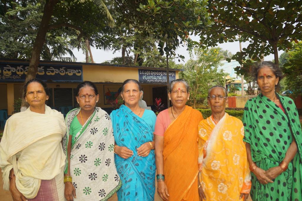 Bezoek aan Uddhanam-gebieden: alle zes de vrouwen zijn ziek. Twee van hen zijn overleden sinds deze foto werd genomen op 15 november 2016 (foto Anne Legeland) 1.