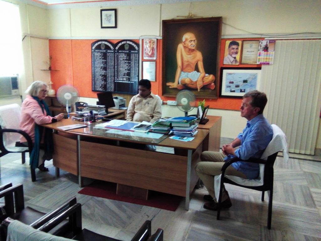 Linksboven: Anne Legeland (FI) overlegd met Collector Dr. P. Laxmi Narsimham Overige foto s: Verschillende leeftijdsgroepen getroffen door de nierziekte 10.