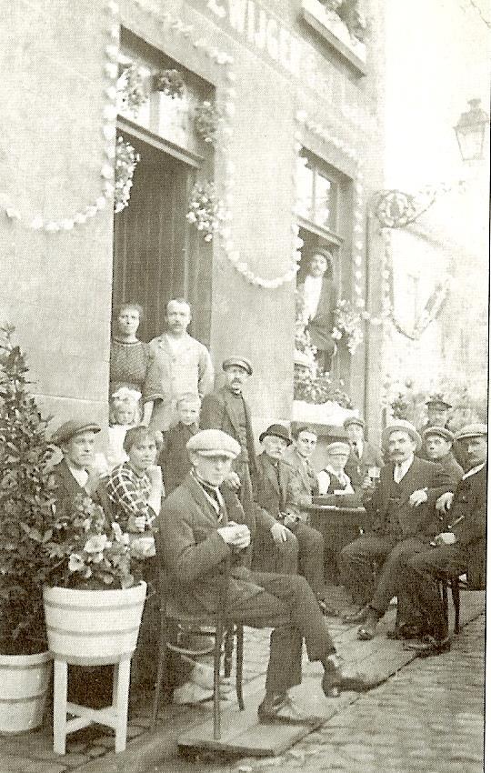Om verdere besmetting te voorkomen werd matras en vele spullen buiten gehaald en in brand gestoken Boven, Café De Zwijger aan de Voetweg in 1924 Eerst