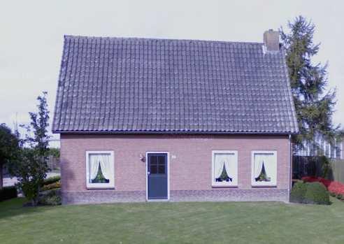 Naast karakteristieke langgevelboerderijen, die vaak wat verder van de weg gelegen zijn, zijn er enkele burgerwoningen met