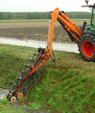 Doordat tijdens het harken de weerstand van het gras en de bodem de spaakwielen aan het rollen brengt, kunnen de spaken op de wielen het gras zijdelings afvoeren en oprollen.