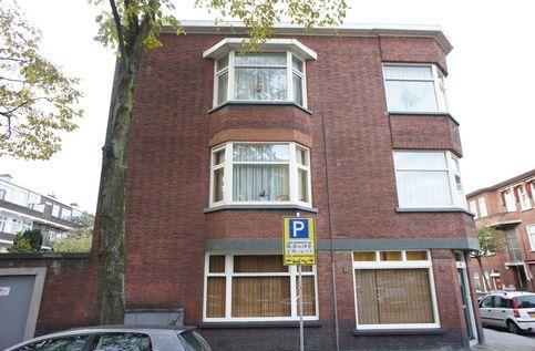 LIGGING EN INDELING ANTHEUNISSTRAAT 140, 2522 ZJ DEN HAAG Begane grond Open portiek, entree eerste verdieping, hal (2,18x1,68),