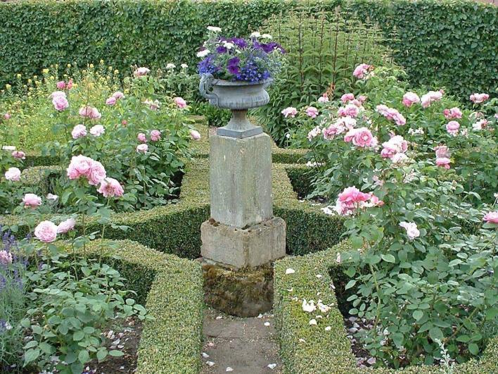 8 Kruidentuin 't Kruudnhöfke Achter de kerk in Vasse bevindt zich in de tuin van een voormalig nonnenklooster een kruidentuin. Deze tuin, t Kruudnhöfke genaamd, is zo n 600 m² groot.