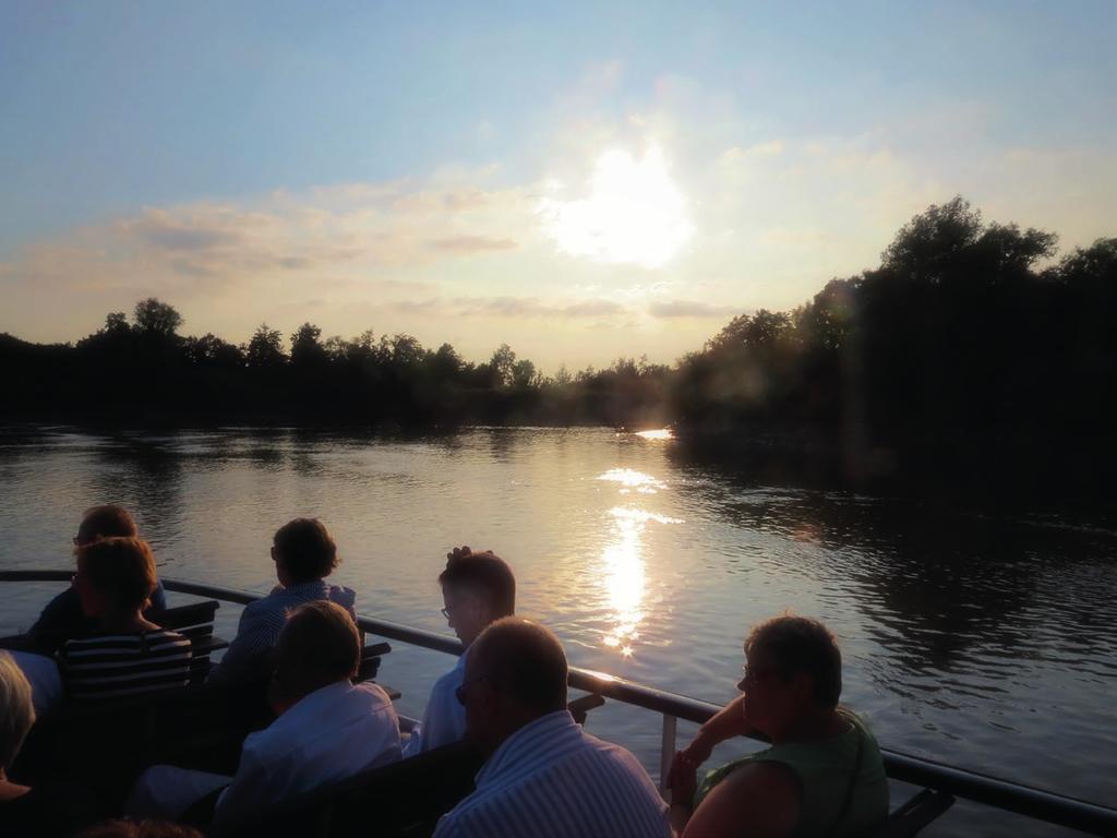 Gezellige avondrondvaarten 18 Avondrondvaart op de Schelde vanuit Temse Sfeervolle avondtocht op de Schelde. V/A: Temse - Wilfordkaai 20:00 22:00 10 kind: 8 < 3j.