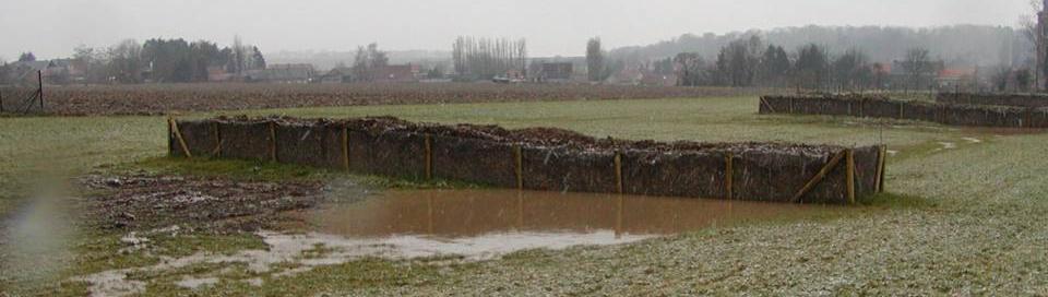 Dammen uit plantaardige materialen: hakselhoutdammen Remmen het afstromende water af zodat het sediment kan