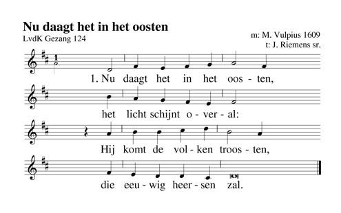 . slotlied 2 De duisternis gaat wijken van de eeuwenlange nacht. Een nieuwe dag gaat prijken met ongekende pracht.